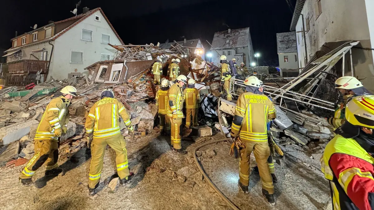 Explosion in Wohnhaus: HANDOUT - 08.01.2026, Baden-Württemberg, Albstadt: Einsatzkräfte arbeiten an einem Haus, das nach einer Explosion eingestürzt ist. Bei dem Einsturz des Hauses sind drei Menschen ums Leben gekommen, viele weitere sind von den Folgen betroffen. Foto: Holger Much/Stadtverwaltung Albstadt/dpa - ACHTUNG: Nur zur redaktionellen Verwendung im Zusammenhang mit der aktuellen Berichterstattung und nur mit vollständiger Nennung des vorstehenden Credits +++ dpa-Bildfunk +++