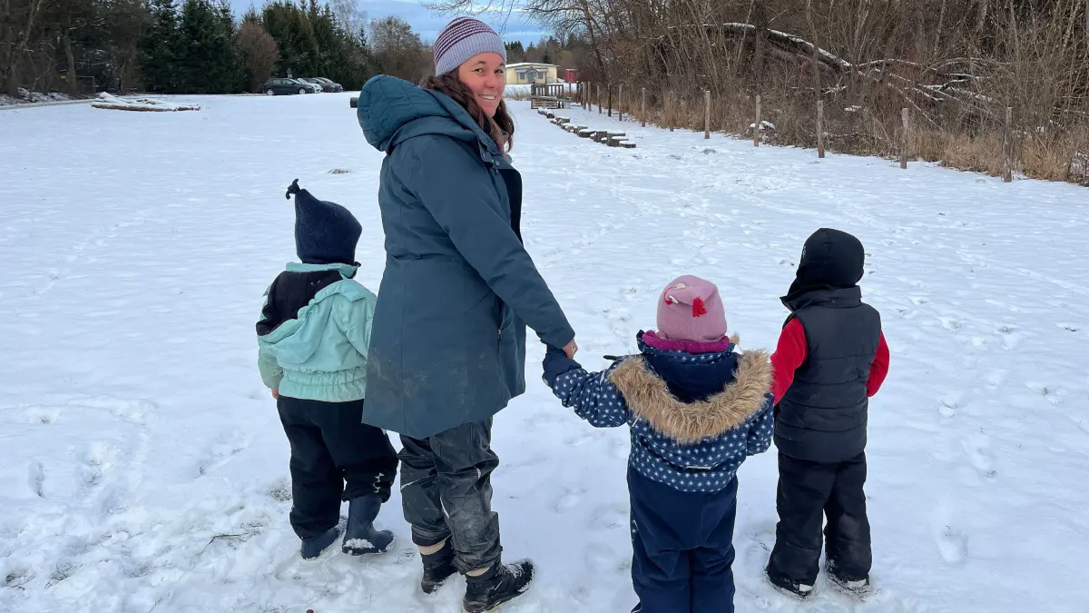 Spazierengehen im Schnee (hier mit der Kindergartenleiterin Julia Baumgärtner) - eine von vielen winterlichen Aktivitäten der Waldwichtel aus Zimmern.