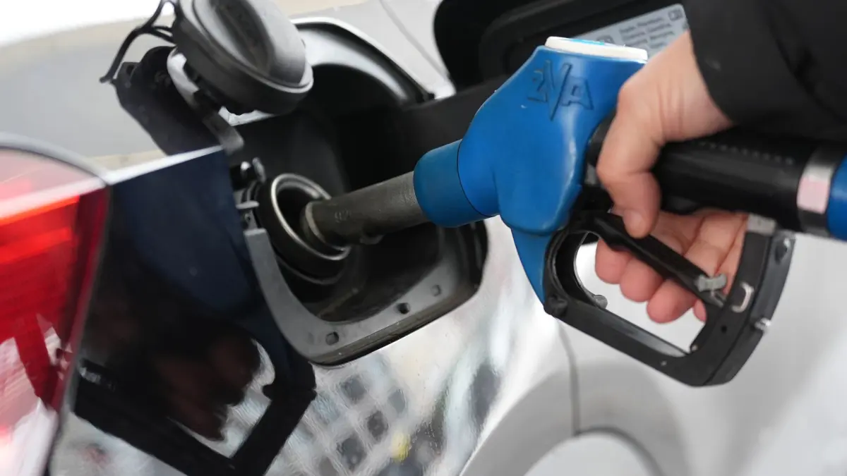 Inflation: PRODUKTION - 05.01.2026, Hamburg: ILLUSTRATION - Ein Mann tankt an einer Tankstelle ein Auto. Dezember und das Gesamtjahr 2025 bekannt. (zu dpa: «Wo tanken 2025 am teuersten war») Foto: Marcus Brandt/dpa +++ dpa-Bildfunk +++