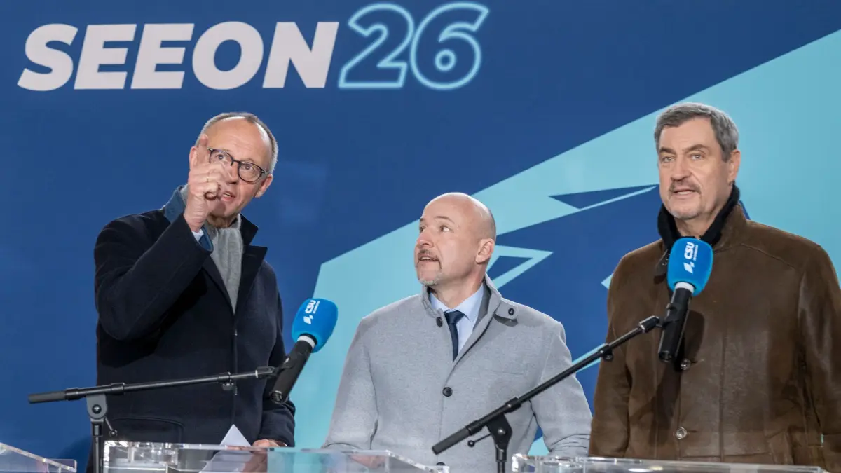 Abschluss Klausur CSU-Bundestagsfraktion: 08.01.2026, Bayern, Seeon: Bundeskanzler Friedrich Merz (l-r, CDU), CSU-Landesgruppenchef Alexander Hoffmann und Markus Söder, CSU-Vorsitzender, nehmen an der Pressekonferenz zum Abschluss der dreitägigen Klausurtagung der CSU-Bundestagsfraktion im Kloster Seeon teil. Foto: Peter Kneffel/dpa +++ dpa-Bildfunk +++