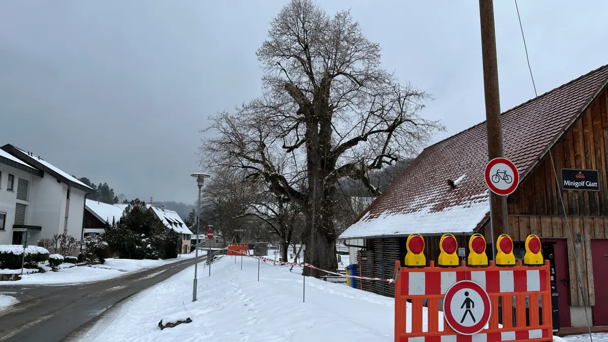 Der Bereich um die Winterlinde in Glatt ist derzeit weiträumig abgesperrt.