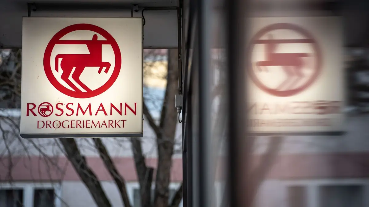 Drogeriekette Rossmann: ARCHIV - 09.03.2022, Rheinland-Pfalz, Mainz: Eine Leuchttafel mit dem Firmenlogo hängt an eine Filiale der Drogeriemarktkette Rossmann in der Mainzer Innenstadt. (zu dpa: «Rossmann legt beim Umsatz weiter zu - Filialnetz wächst») Foto: Frank Rumpenhorst/dpa +++ dpa-Bildfunk +++