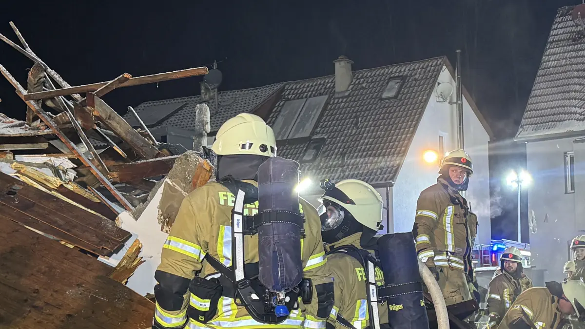 Die Einsatzkräfte räumen die Trümmer des explodierten Hauses weg.