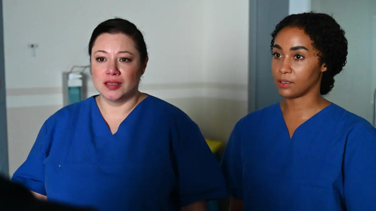 Vanessa (Julia Augustin) und Imani (Féréba Koné) operieren Richard.