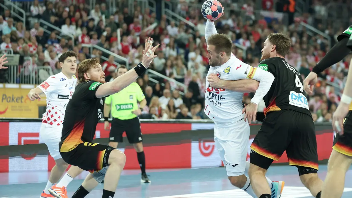 Kroatien - Deutschland: 08.01.2026, Kroatien, Zagreb: Handball: Länderspiel, Kroatien - Deutschland. Luka Lovre Klarica (Kroatien), Tom Kiesler (Deutschland), Luka Cindric (Kroatien) und Johannes Golla (Deutschland) (l-r) in Aktion. Foto: Goran Stanzl/PIXSELL/dpa +++ dpa-Bildfunk +++