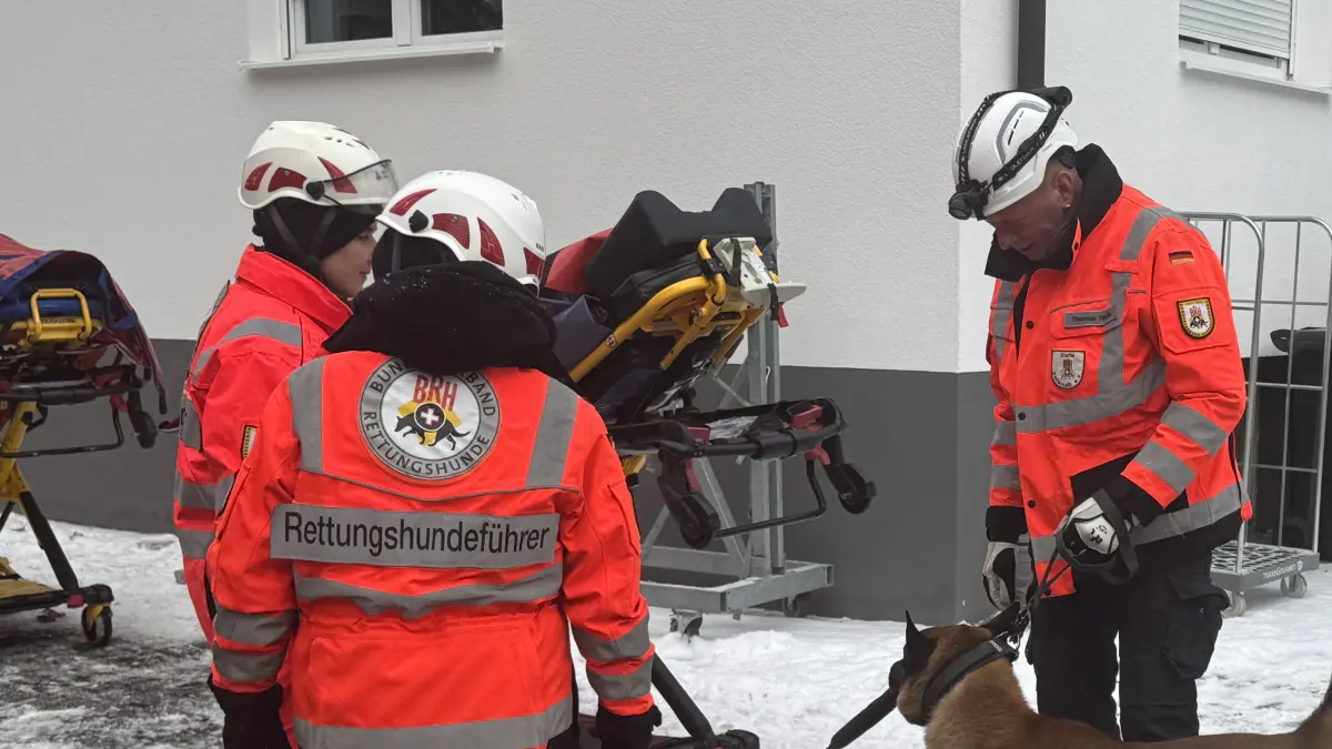 Auch Such- und Rettungshunde sind vor Ort im Einsatz, um nach möglichen Vermissten zu suchen.