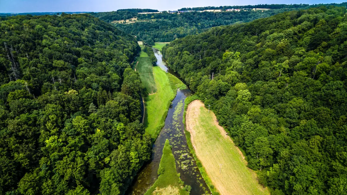 Hohenlohe von oben, Teil 6: Zu sehen ist das Jagsttal zwischen der Lobenhausener Brücke und Mistlau. Hier fließen der Mühlkanal und die Jagst zusammen.