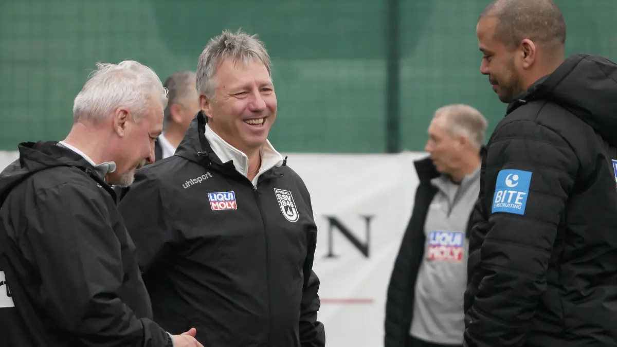 Der neue Vorstand des SSV Ulm 1846 Fußball, Robert Holzer und Dominik Schwärzel, verfolgen im Trainingslager in Belek die Vormittagseinheit.