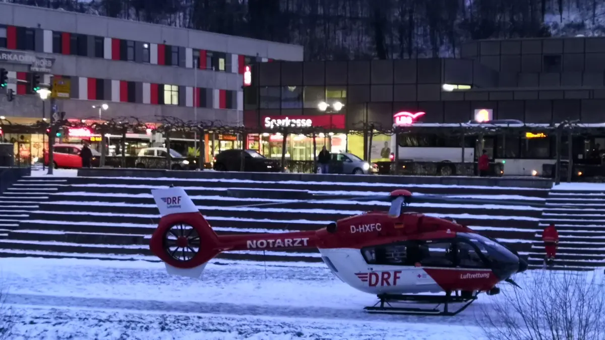 Der Rettungshubschrauber ist am Neckarufer gelandet, der Notarzt eilt an die Unfallstelle.