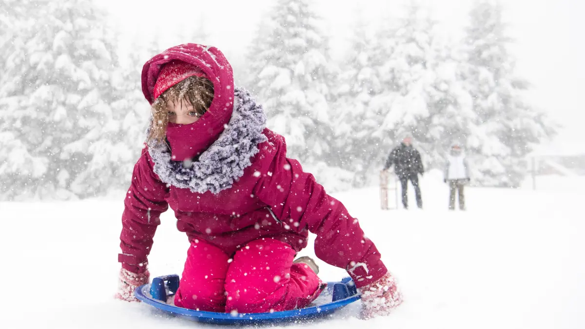 Ein Mädchen rodelt am 13.01.2017 bei einem Schneesturm in Torfhaus im Landkreis Goslar im Harz (Niedersachsen). Sturmtief "Egon" sorgt im Harz für reichlich Neuschnee, Sturmböen und Schneeverwehungen. Foto: Julian Stratenschulte/dpa ++ +++ dpa-Bildfunk +++