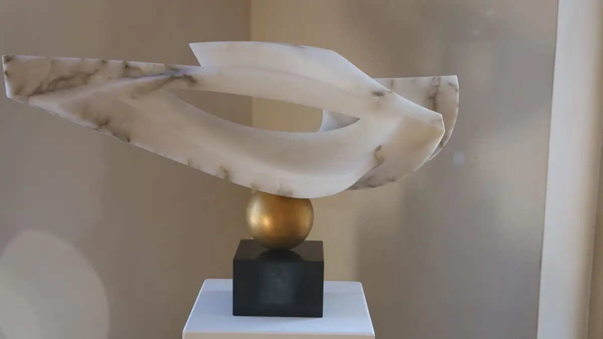 Leda, der Schwan: Alabaster-Skulptur von Jonas Balena.