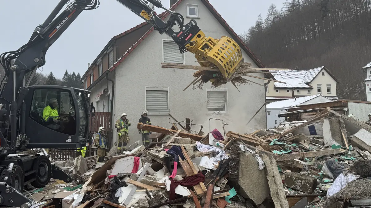 Mit großen Baggern werden die Trümmer beseitigt.