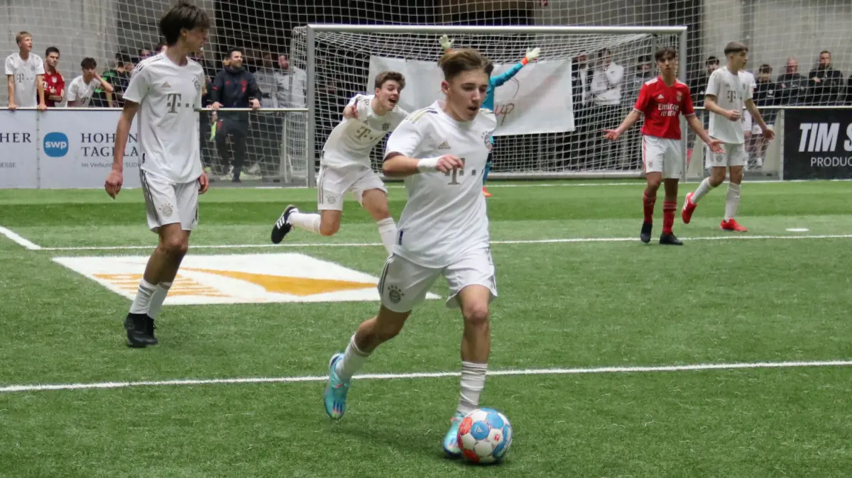 Lennart Karl (am Ball) gewann mit dem FC Bayern München 2023 den BWK-Arena-Cup durch ein 1:0 im Finale gegen Benfica Lissabon. Rechts im Hintergrund zu sehen ist Tomas Soares (rotes Trikot), der 2025 mit der portugiesischen U-17-Nationalmannschaft erst Europameister und dann Weltmeister wurde.