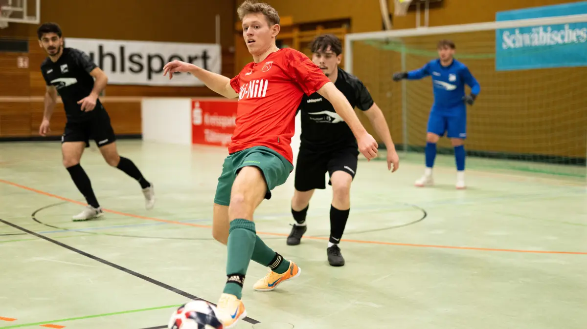 SV Nehren I vs. SGM Moessingen Belsen II, Fussball, Tagblatt Pokal, 1. Spieltag, 2026, 09.01.2026 : Silas Rempfer, (SV Nehren I, #03) am Ball,
SV Nehren I vs. SGM Moessingen Belsen II, Fussball, 41. Tagblatt Pokal Turnier, 1. Spieltag, 2026, 09.01.2026
Eibner-Pressefoto/Andreas Ulmer