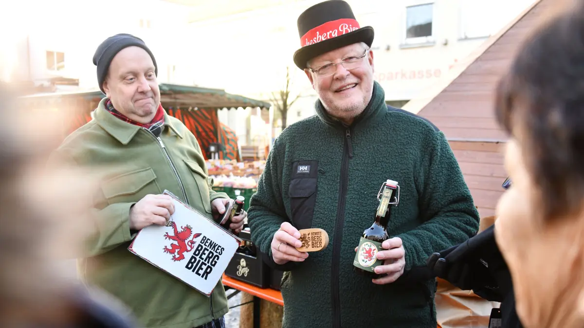 Das diesjährige Benkesberg-Bier ist da: Am Freitag haben die Hopfenbeauftragten Michael Lohner (rechts) und Monika Veser (nicht im Bild) den Gerstensaft vorgestellt.