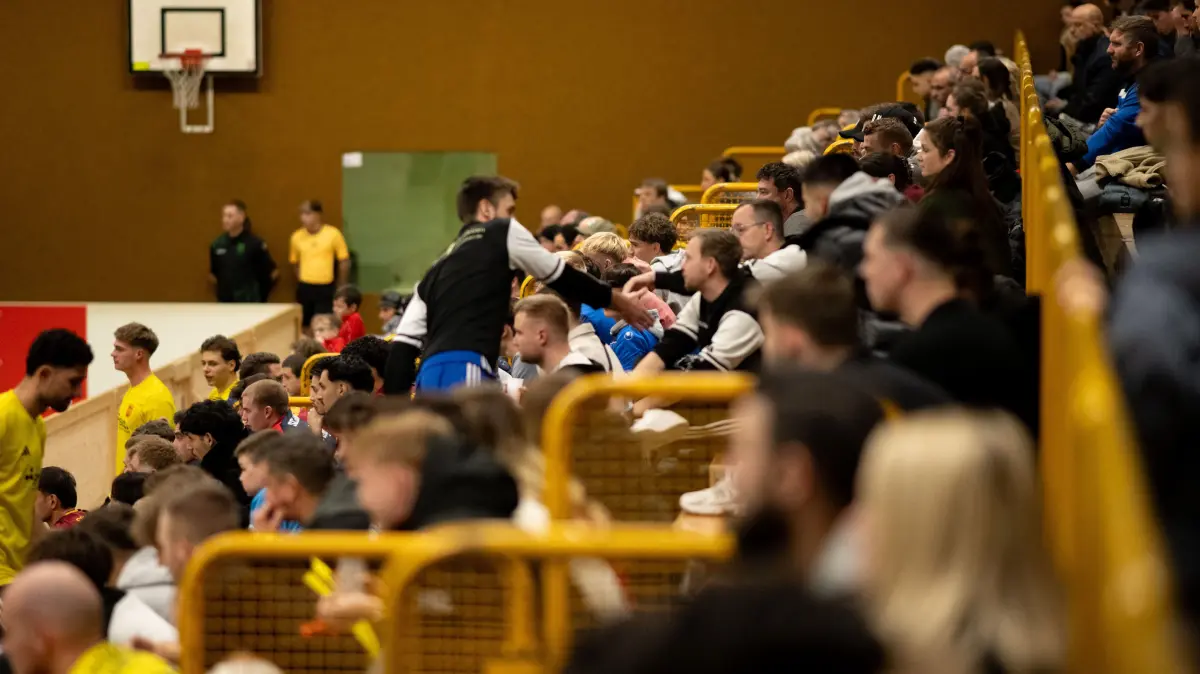 SV Nehren I vs. SGM Moessingen Belsen II, Fussball, Tagblatt Pokal, 1. Spieltag, 2026, 09.01.2026 : die Fans sind gekommen,
SV Nehren I vs. SGM Moessingen Belsen II, Fussball, 41. Tagblatt Pokal Turnier, 1. Spieltag, 2026, 09.01.2026
Eibner-Pressefoto/Andreas Ulmer