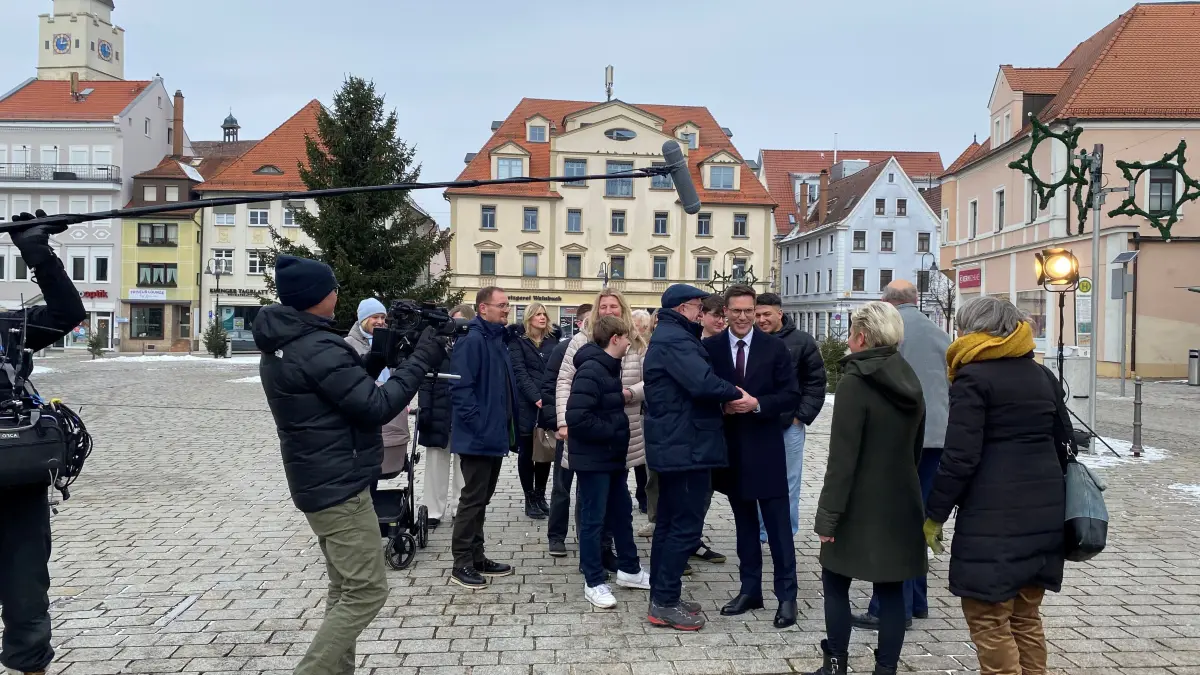 Manuel Hagel beim Dreh des CDU-Wahlwerbespots in Ehingen (Mitte).
