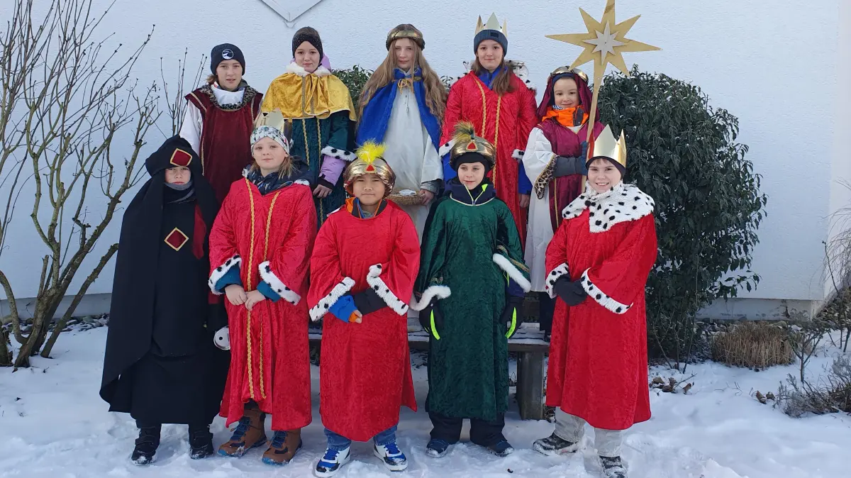 Die Rosengartener Sternsinger, hinten von links: Helena (11), Emi (10), Isabelle (11), Lia (10) und Jaro (6). Vorne von links: Elias (8), Tjark (10), Reese (9), Konrad (11) und Jonas (10)