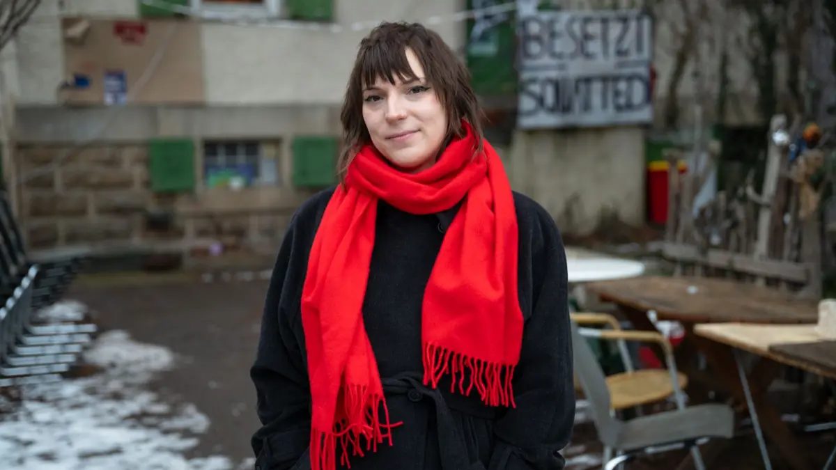 Katharina Poppei, Linken-Kandidatin Landtagswahl 2026 Baden-Württemberg, vor dem besetzten Haus ("Siggi 11") in der Sigwartstraße 11.