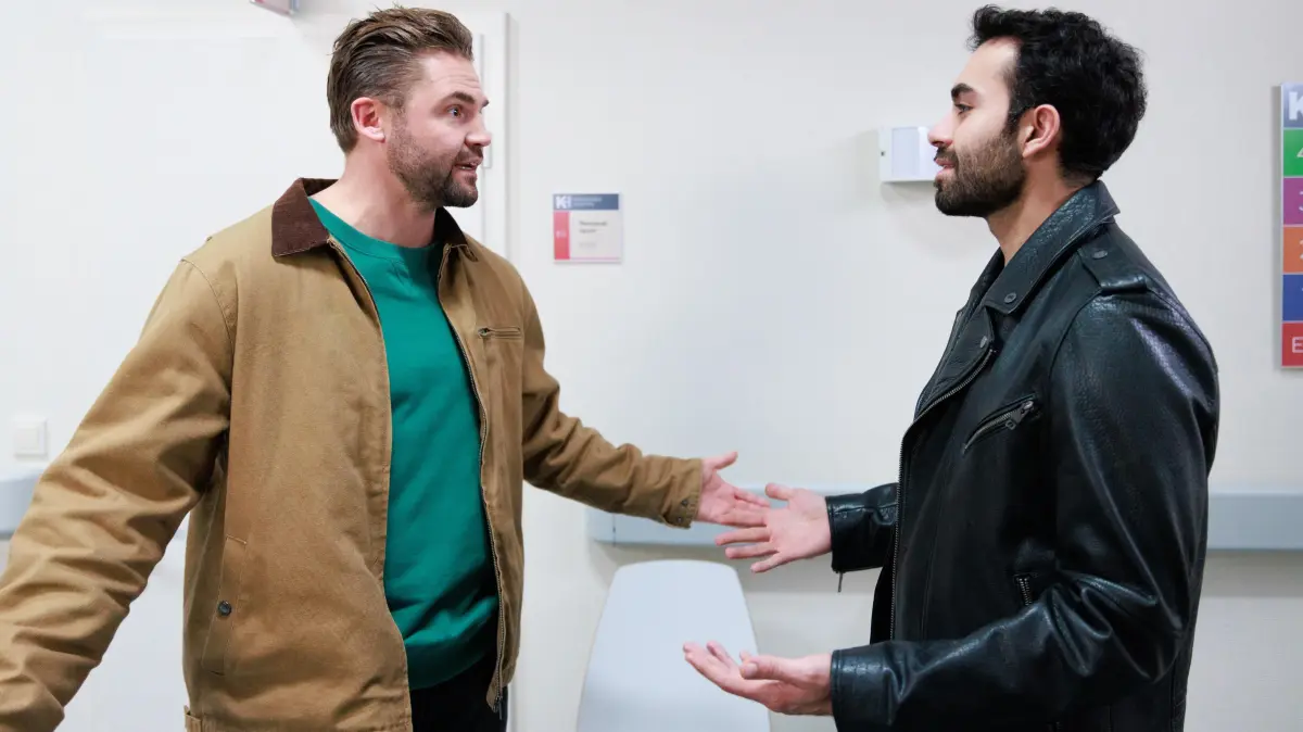 Bambi (Ben Heinrich, l.) kündigt Baris (Metehan Demiröz) in einem impulsiven Moment die Freundschaft.