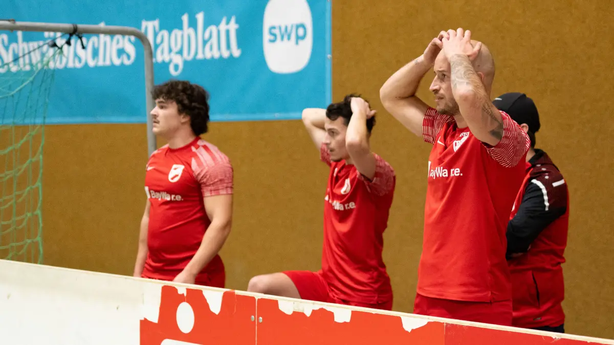 SV Nehren I vs. SGM Moessingen Belsen II, Fussball, Tagblatt Pokal, 1. Spieltag, 2026, 09.01.2026 : Die Spieler des TV Derendingen koennen es nicht fassen, das Spiel gegen die SSC Tuebingen II endet 1:2
SV Nehren I vs. SGM Moessingen Belsen II, Fussball, 41. Tagblatt Pokal Turnier, 1. Spieltag, 2026, 09.01.2026
Eibner-Pressefoto/Andreas Ulmer