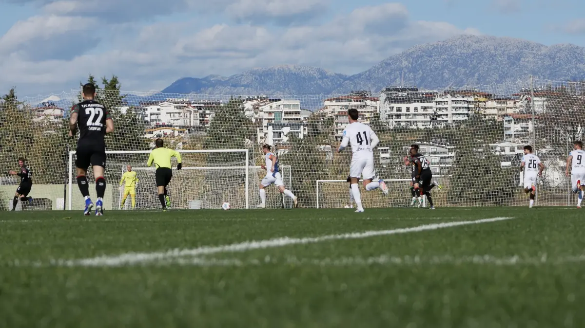 Mit 2:4 verliert der SSV Ulm sein zweites Testspiel im Trainingslager. Phasenweise wusste der Drittligist aber gegen den höherklassigen 1. FC Magdeburg zu überzeugen.
