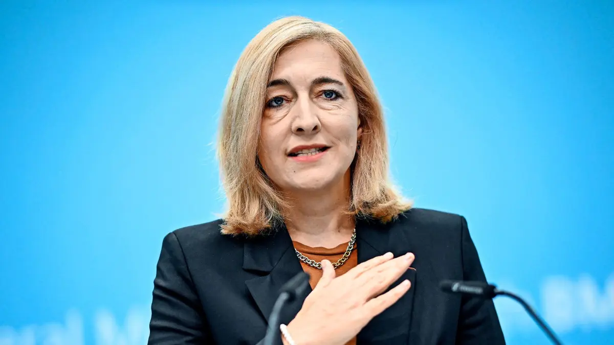 05.09.2025, Berlin: Nina Warken (CDU), Bundesministerin für Gesundheit, gibt ein Statement zur Finanzentwicklung der GKV nach der Bereinigungssitzung des Haushaltsausschusses zum Bundeshaushalt 2025. Foto: Britta Pedersen/dpa +++ dpa-Bildfunk +++