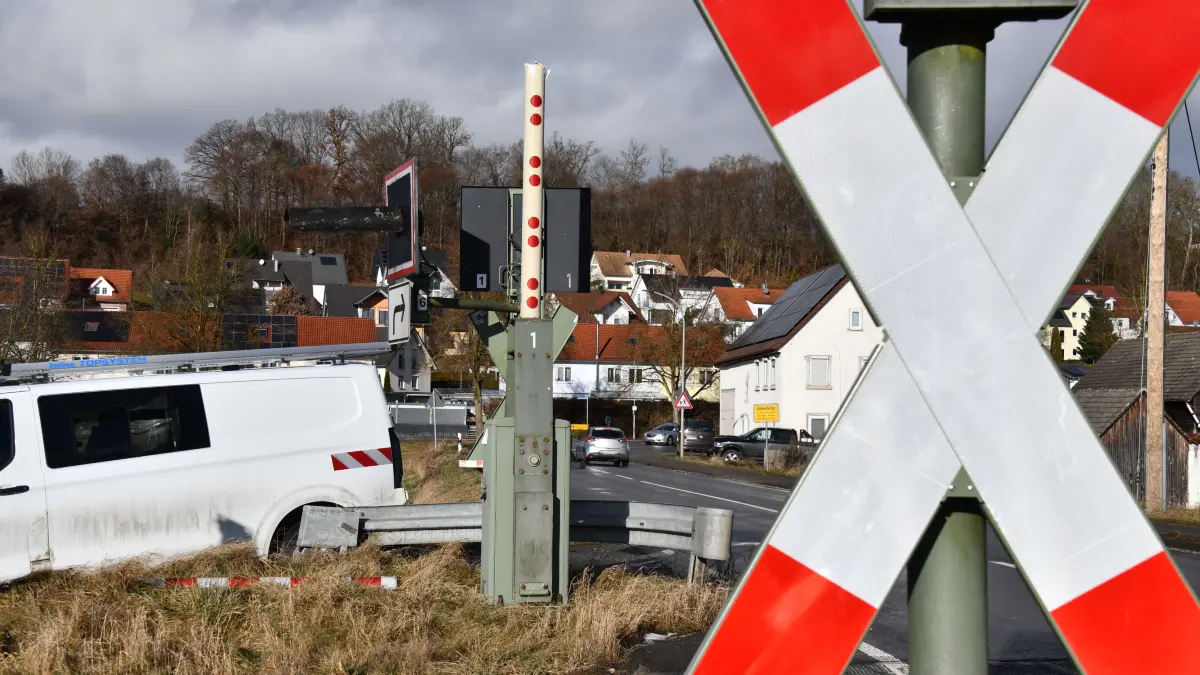 Ein Autofahrer hat einen der Schrankenbäume am Bahnübergang bei Dintenhofen gerammt. Die Schranke wird zur Stunde ausgetauscht.