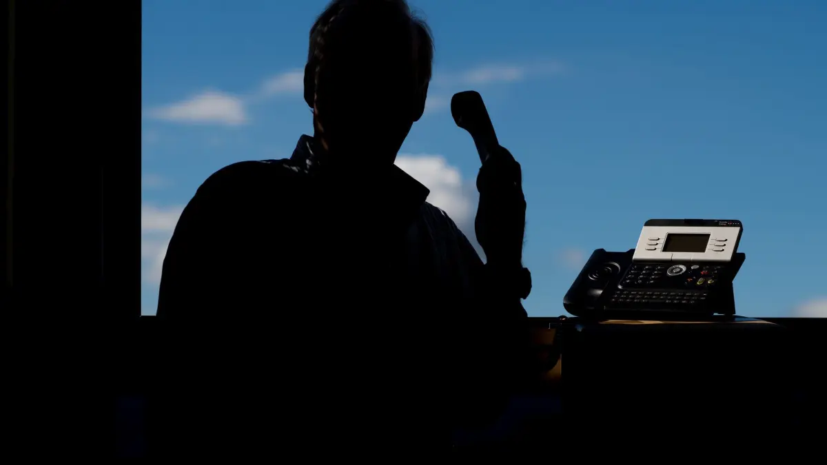 Telefonbetrug: ARCHIV - 09.09.2015, Niedersachsen, Hannover: Die Polizei warnt vor Telefonbetrügern. (zu dpa: «Senior um halbe Million Euro betrogen») Foto: Julian Stratenschulte/dpa +++ dpa-Bildfunk +++