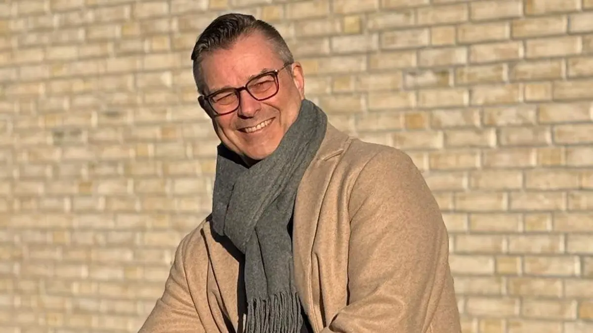Heiko Hudler vor dem Ottenbacher Rathaus. Er kandidiert als Bürgermeister