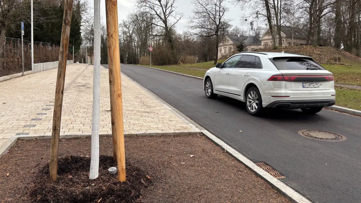 Ein dicker SUV braucht viel Platz auf der neuen Zollernstraße, wenn er die Busbucht passiert, wo die Fahrbahn bewusst schmal gehalten ist, um den Verkehr zu bremsen. Weiter draußen, wenn ab der Fürstenstraße er noch nicht umgebaut Teil der Straße folgt, ist so ein Stadtgeländewagen Gold wert: Er schluckt die Unebenheiten, Risse und Schlaglöcher besser weg als ein normales Auto.
