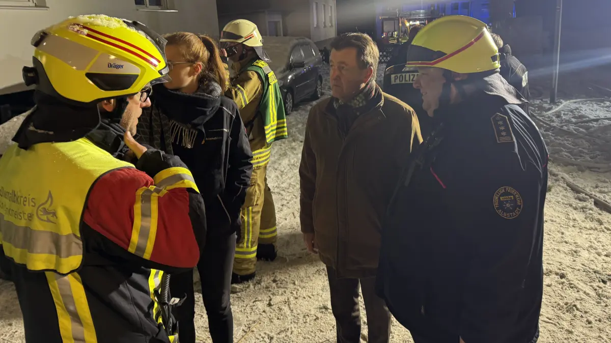 Oberbürgermeister Roland Tralmer verschaffte sich bereits kurz nach der Explosion des Wohnhauses in Albstadt-Tailfingen einen Überblick über das Geschehen.