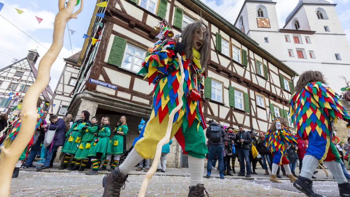 Am Rosenmontag startet in Wiesensteig der traditionelle Umzug mit vielen Gruppen durch das Städtle.