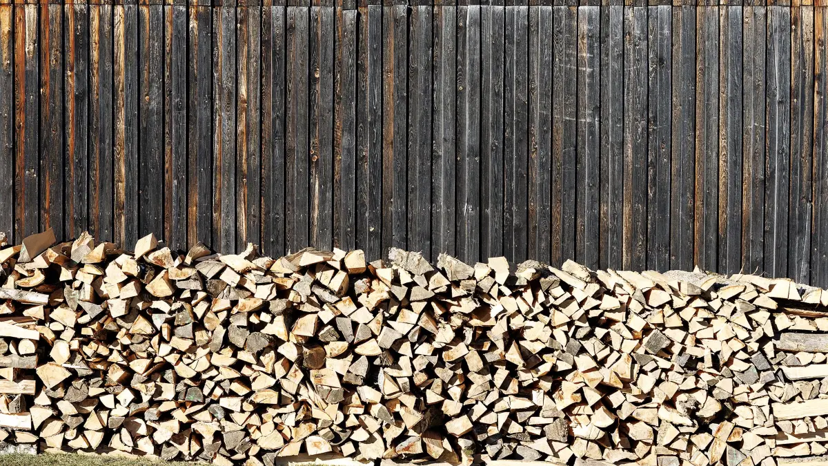 Schmuckbild. Ein ordentlich aufgeschichteter Holzstapel vor einer Holzhütte kurz nach der Ortsausfahrt von Reichenbach im Täle, neben der Schlater Straße, der L1218, in Richtung Schlat. Ein gleicher Rohstoff aus der Natur jedoch in verschiedener Verwendung. Einmal in vertikaler Ausrichtung in Form einer Holzhütte das andere Mal als wärmespendendes Heizmaterial in horizontaler Ausrichtung, gelagert vor der Holzhütte. So entstand ein schöner Kontrast zwischen dem alten, bereits deutlich verwitterten Holz der Hütte und dem neuen frischen, in Scheite geschlagen, Brennholz.