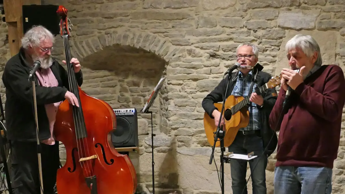 Dieter Hildenbrand am Bass (links), Günther Wölfle als Sänger und Gitarrist (Mitte) und der Kirchheimer SPD-Landtagsabgeordnete Andreas Kenner mit der Mundharmonikas traten am Donnerstag in der Entringer Zehntscheuer auf.
