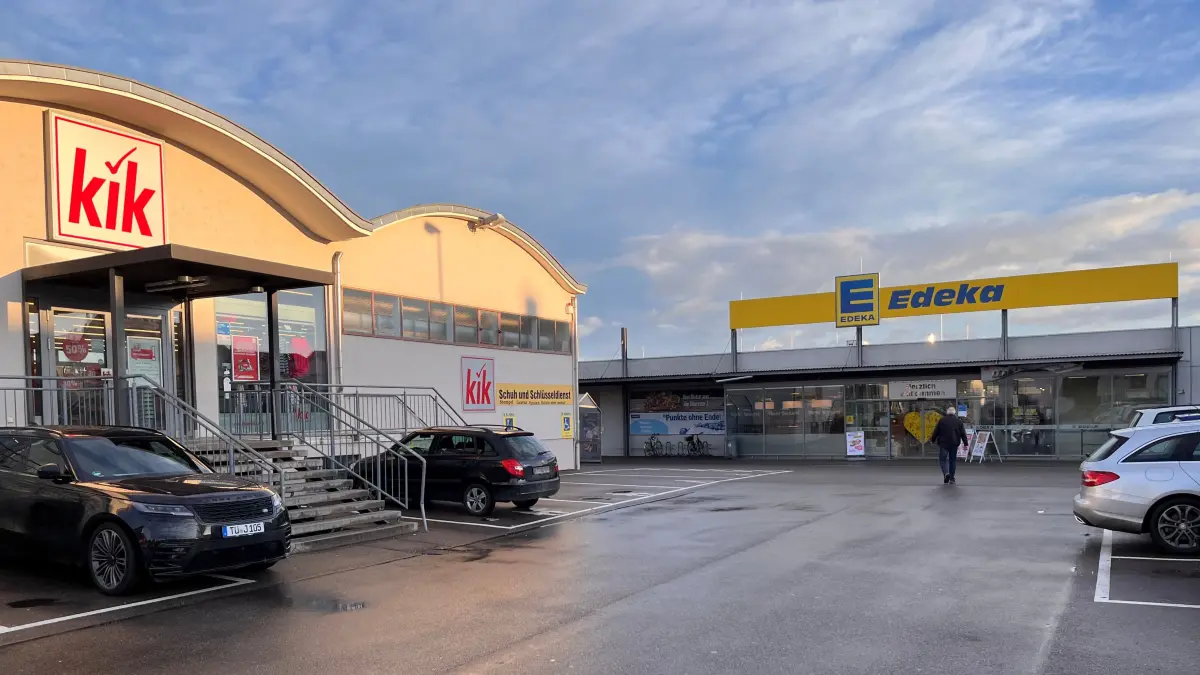 Die Kik-Filiale in Rottenburg, Graf-Wolfegg-Straße, wird Ende März 2026 geschlossen, weil Edeka den Mietvertrag gekündigt hat. Das Gebäude soll abgerissen und durch einen Neubau ersetzt werden. Edeka will darin einen Trinkgut-Getränkemarkt eröffnen.