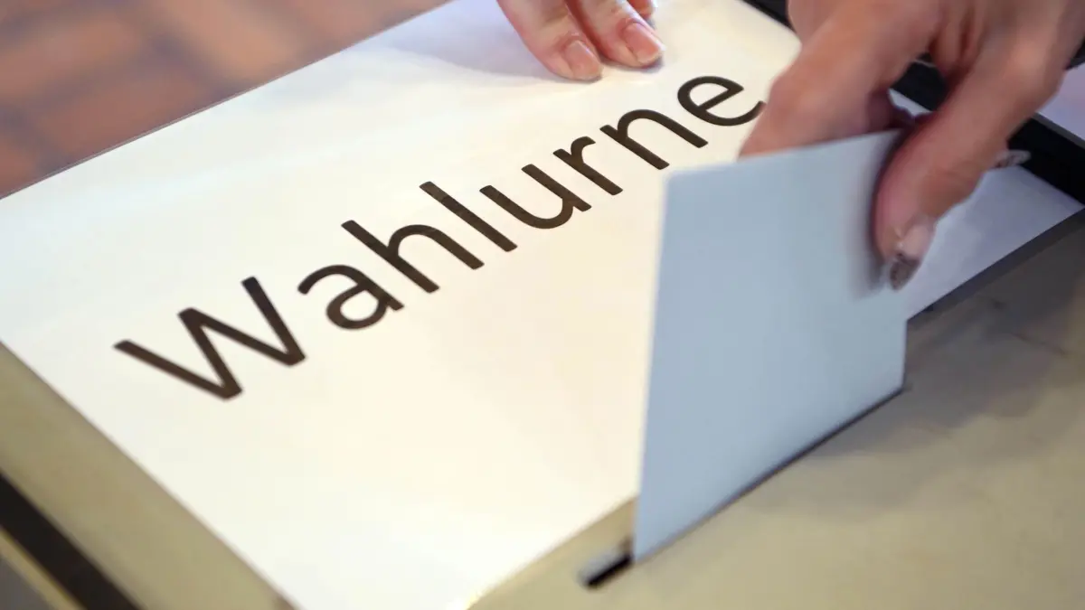 Landtagswahl in Baden-Württemberg: ARCHIV - 14.03.2021, Baden-Württemberg, Pforzheim: In einem Wahllokal wird ein Stimmzettel in eine Wahlurne geworfen. (zu dpa: «21 Parteien dürfen zur Landtagswahl antreten») Foto: Uli Deck/dpa +++ dpa-Bildfunk +++