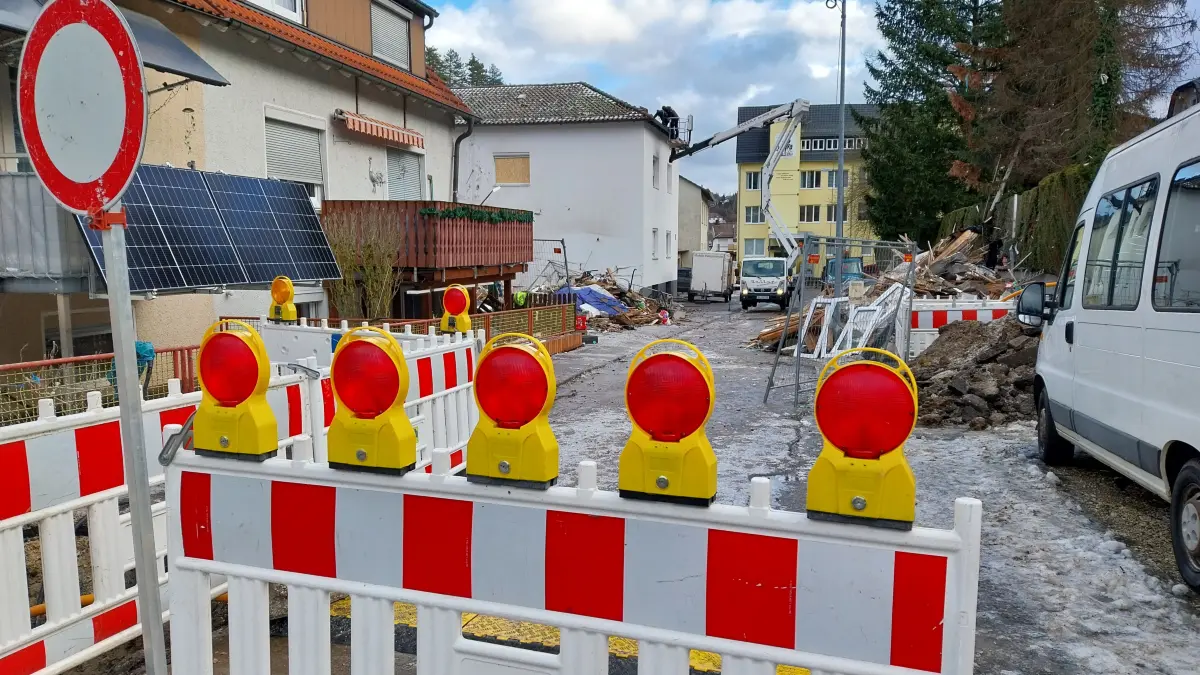Die Aufräumarbeiten am Tag nach dem Unglück in Tailfingen laufen. Handwerker sind im Einsatz.