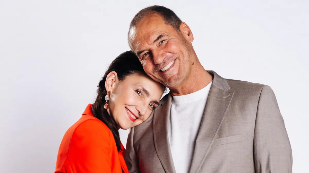 Simone (Tatjana Clasing) ist überglücklich, dass ihr Mann Richard (Silvan-Pierre Leirich) nicht sterben wird.