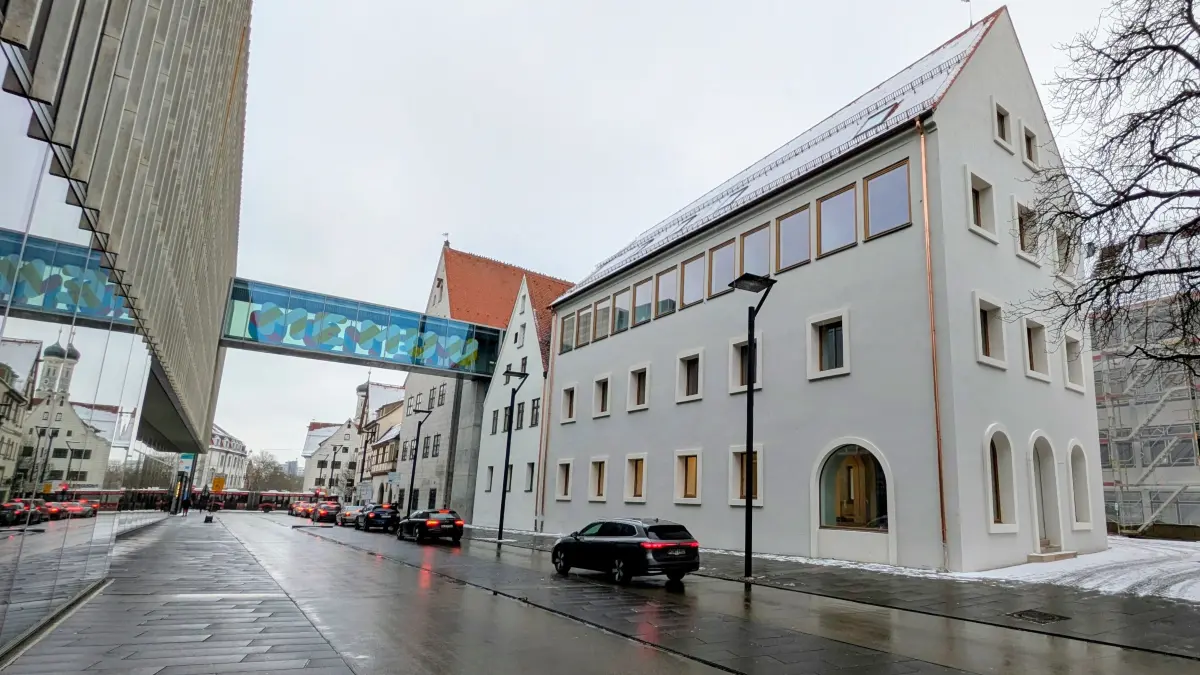 Frisch gestrichen: die frühere Gewerbebank und dahinter der kleine Ehinger Stadel an der Neuen Straße. In diesen Teil des Museumskomplexes kommt 2026 wieder Leben.