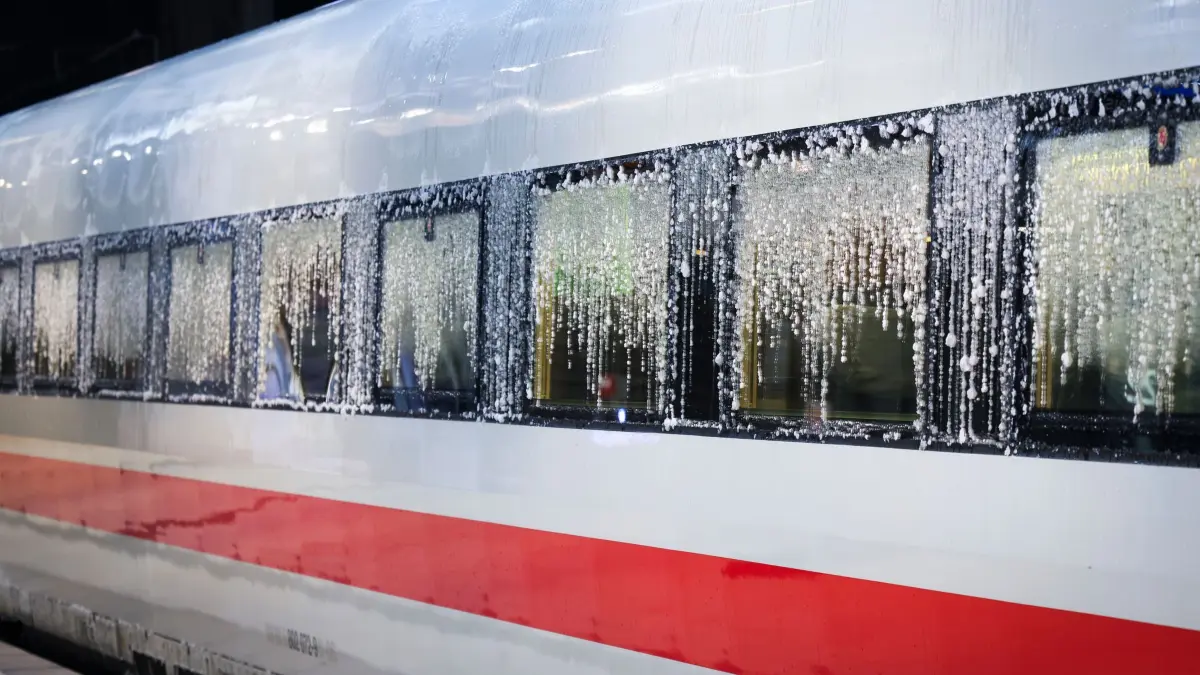 Winterwetter - Sturmtief Elli - Hamburg: 09.01.2026, Hamburg: Vereiste Scheiben eines abgestellten ICE sind an einem Bahnsteig auf dem Hauptbahnhof zu sehen. Die Deutsche Bahn hat wegen des stürmischen Winterwetters den Fernverkehr im Norden Deutschlands bis mindestens zum Mittag eingestellt. Foto: Christian Charisius/dpa +++ dpa-Bildfunk +++