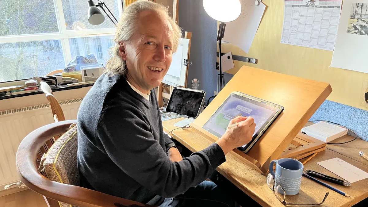 Der Karikaturist Klaus Stopper beim digitalen Zeichnen an seinem iPad Pro. Ab sofort zeichnet er auch für die Südwest Presse im Zollernalbkreis.