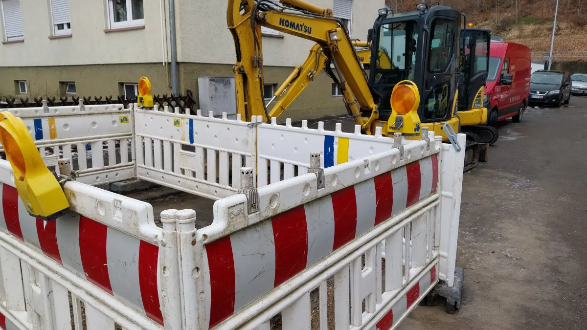 Die Gaszufuhr in die Josefstraße wurde nach Eintreffen der Einsatzkräfte am Donnerstagmorgen gekappt. Die Bohrlöcher sind noch deutlich erkennbar.