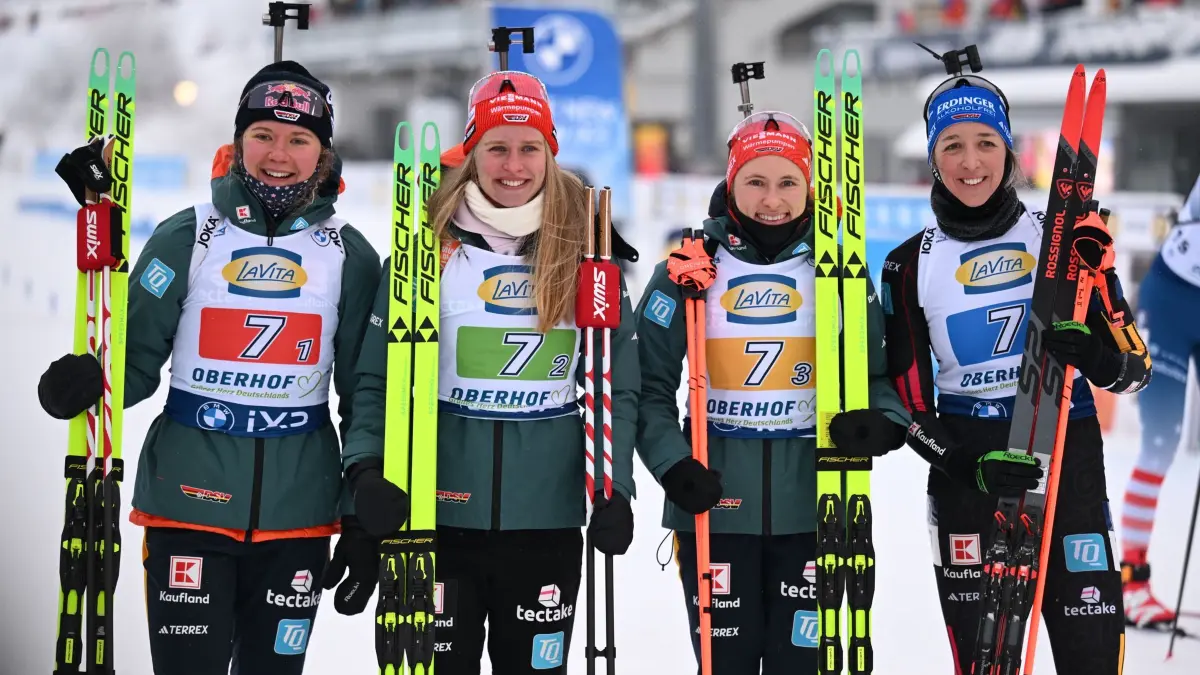 Biathlon Weltcup Oberhof: 10.01.2026, Thüringen, Oberhof: Biathlon: Weltcup, Staffel 4 x 6 km, Frauen, Selina Grotian (l-r), Julia Tannheimer, Janina Hettich-Walz und Franziska Preuss aus Deutschland reagieren nach dem Rennen. (zu dpa: «Letzten zwei Podestchancen für Biathlon-Team in Oberhof») Foto: Hendrik Schmidt/dpa +++ dpa-Bildfunk +++
