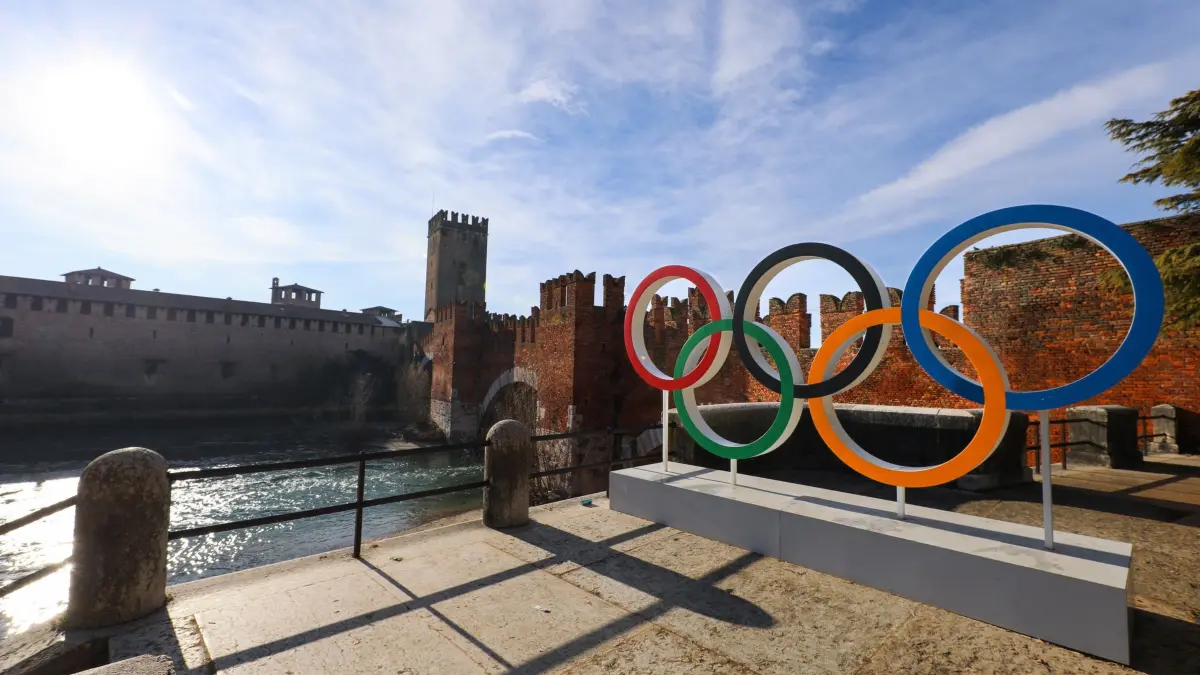 Olympia in Italien: Vorbereitungen: 10.01.2026, Italien, Verona: Die Stadt Verona zeigt olympischen Ringe an ihrem historischen Castelvecchio, da die Stadt eine wichtige olympische Stadt für die Winterspiele in Mailand Cortina 2026 wird. Verona wird die Schlussfeier der Olympischen Spiele und die Eröffnungsfeier der Paralympics in der antiken Arena di Verona ausrichten und das römische Amphitheater für diese Veranstaltungen im Februar und März 2026 in die "Verona Olympic Arena" verwandeln. Foto: Mickael Chavet/ZUMA Press Wire/dpa +++ dpa-Bildfunk +++