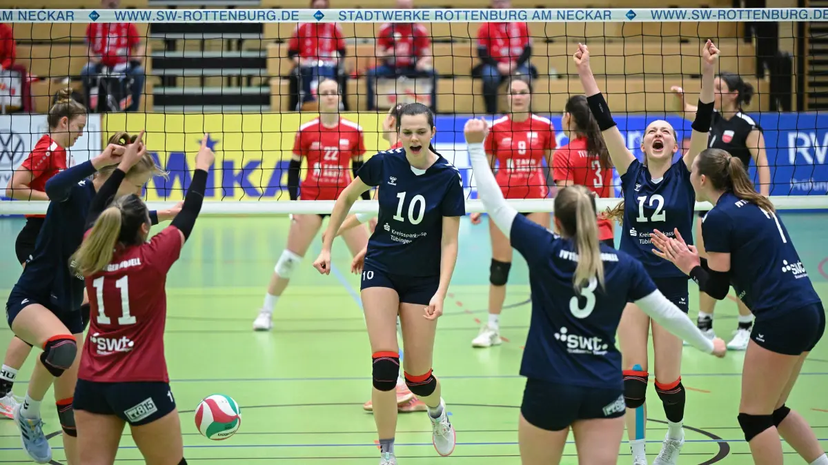 Volleyball Regionalliga Damen, TV Rottenburg - FV Tübinger Modell : Volleyball Regionalliga Damen, TV Rottenburg - FV Tübinger Modell , 10.01.2026 - vorne jubeln die Damen des FV Tübinger Modell) - rechts mit ausgestreckten Armen Hannah Krug (FV Tübinger Modell, 12)
Foto: Axel Grundler