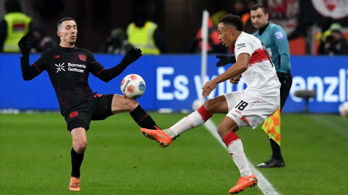 GER, Bayer 04 Leverkusen vs VFB Stuttgart, Fussball, Bundesliga, 16. Spieltag, Spielzeit 2025/2026, 10.01.2026: Alejandro Grimaldo ( Bayer 04 Leverkusen ) im Zweikampf mit Jamie Leweling ( VFB Stuttgart ). GER, Bayer 04 Leverkusen vs VFB Stuttgart, Fussball, Bundesliga, 16. Spieltag, Spielzeit 2025/2026, 10.01.2026
DFL REGULATIONS PROHIBIT ANY USE OF PHOTOGRAPHS AS IMAGE SEQUENCES AND/OR QUASI-VIDEO
Foto: Eibner-Pressefoto/Thomas Thienel