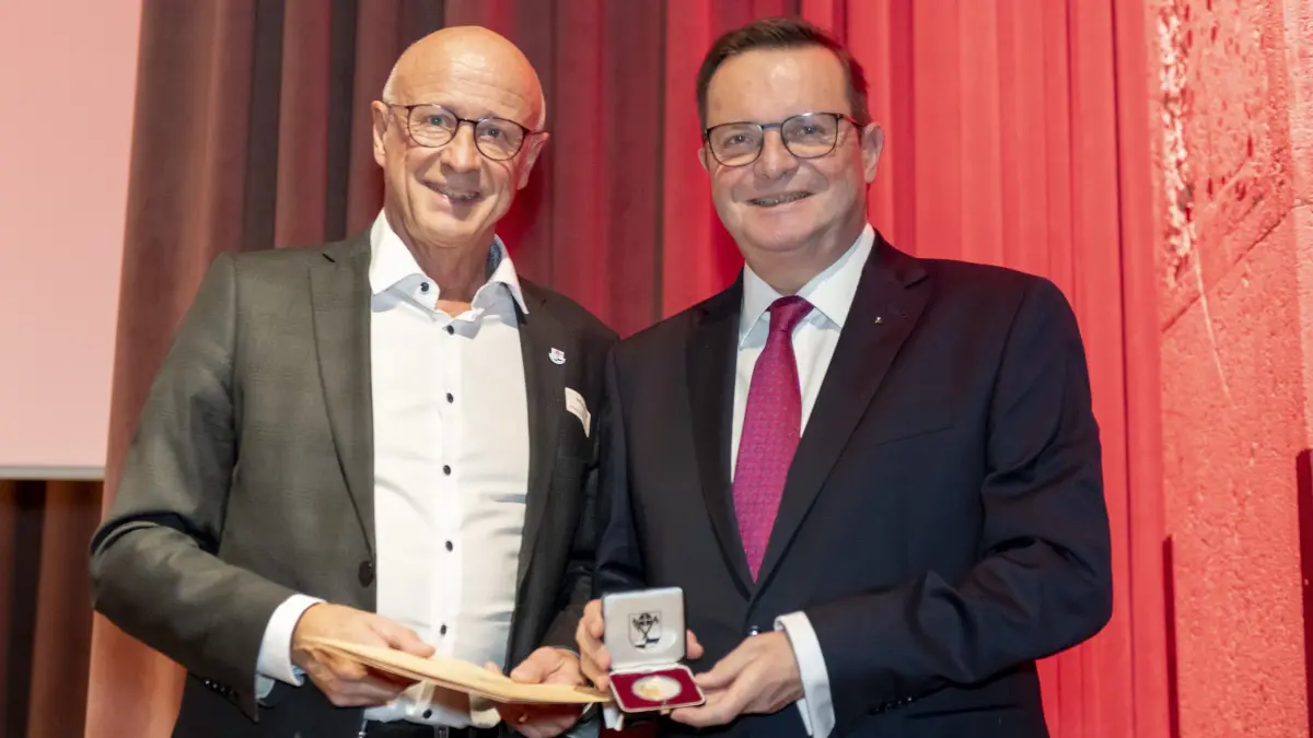 Landrat Gerhard Bauer überreicht Thomas Lützelberger (rechts) zum Abschied die Verdienstmedaille in Gold des Landkreises Schwäbisch Hall.
