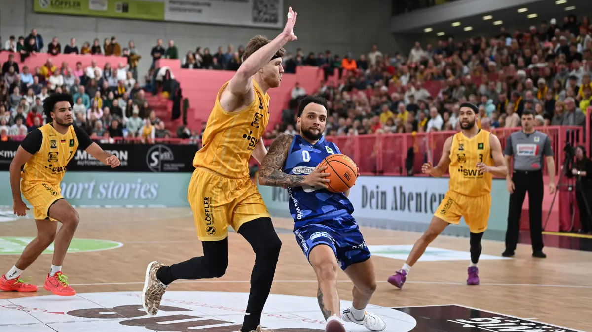 GER, Tigers Tuebingen vs. Phoenix Hagen, Basketball, Herren, Pro A, 2. Barmer Basketball Bundesliga, Saison 2025/2026, 10.01.2026: Lukas Milner (Tigers Tuebingen, #17) versucht Marcus Graves (Phoenix Hagen, #00) zu stoppen
GER, Tigers Tuebingen vs. Phoenix Hagen, Basketball, Herren, Pro A, 2. Barmer Basketball Bundesliga, Saison 2025/2026, 10.01.2026
Foto: Eibner-Pressefoto/Nicolas Woern