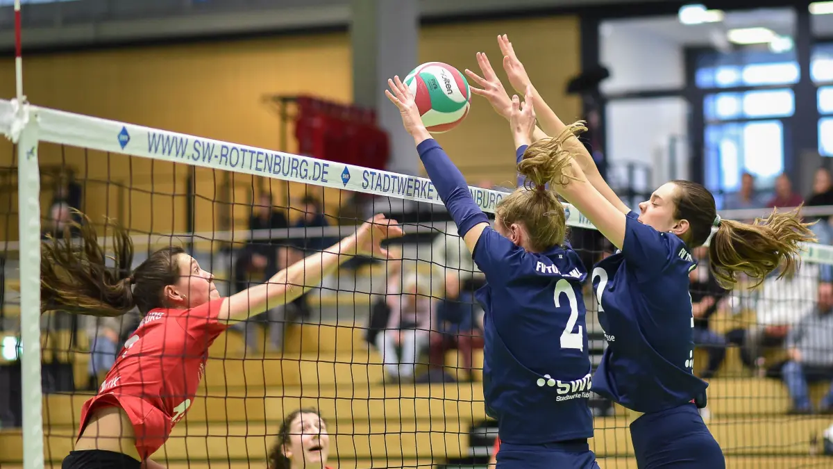 TV Rottenburg Damen vs. FV Tuebinger Modell, Volleyball, Regionalliga Sued Damen, 11. Spieltag, Spiel 49, Saison 2025/2026, 10.01.2026: Anna Hauser (TV Rottenburg, #03) im Angriff gegen Marie Koloseus (FV Tuebinger Modell, #02) und Julia Forschner (FV Tuebinger Modell, #10)
TV Rottenburg Damen vs. FV Tuebinger Modell, Volleyball, Regionalliga Sued Damen, 11. Spieltag, Spiel 49, Saison 2025/2026, 10.01.2026,
Foto: Eibner-Pressefoto/Ralph Kunze